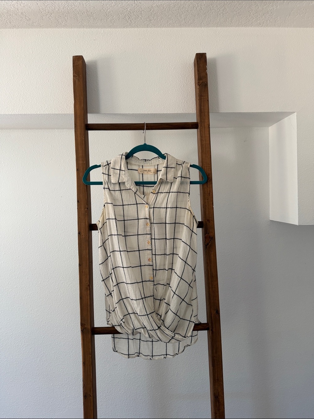 Sleeveless Cream Windowpane Button-Front Twist-Hem Blouse